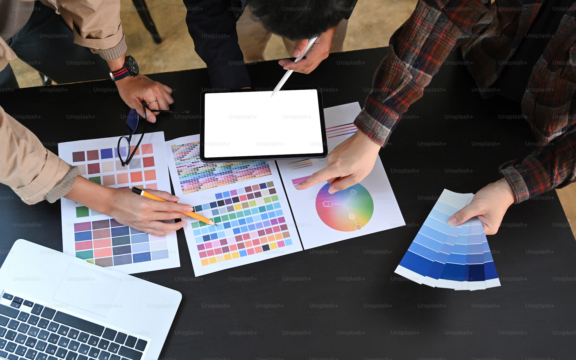 KI-Brand-Management 2026 — Frontify, Typeface, brand.ai und Figma im Vergleich